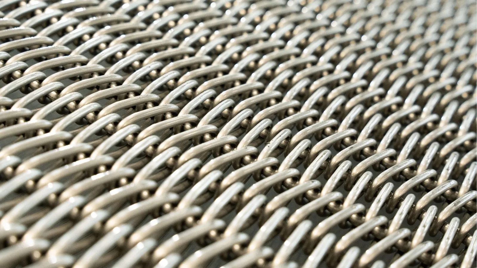 Close-up van gevlochten spiralen in een open spiraalband