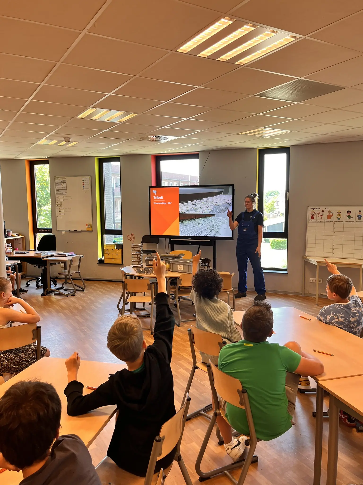 Leerlingen van basisschool Los Hoes steken hun vinger op tijdens een techniekles in de klas
