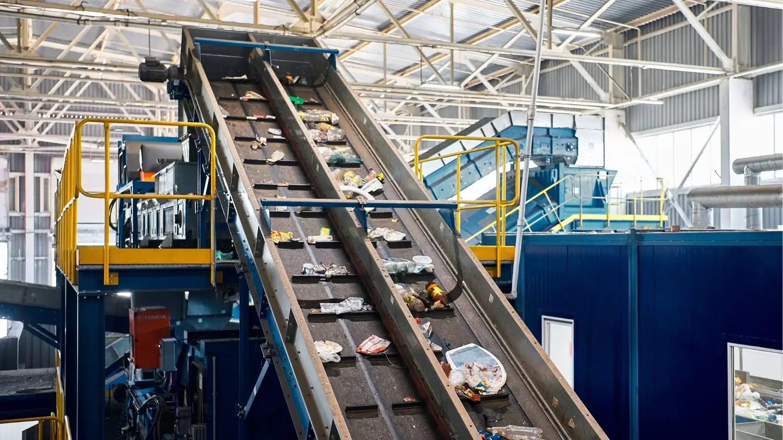 Hellende transportband in een afvalverwerkingsinstallatie