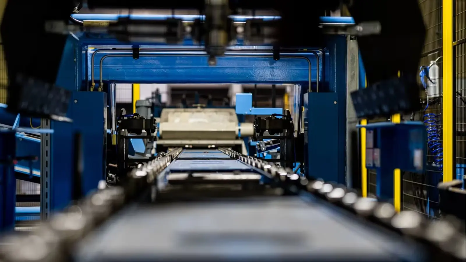 Transportband die door een blauwe procesinstallatie loopt